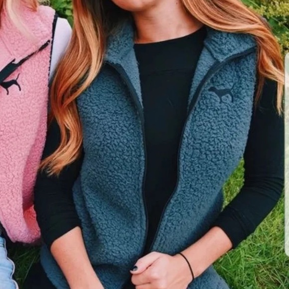 ❌SOLD❌ VS PINK Sherpa vest - Picture 3 of 4